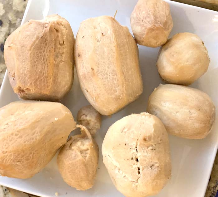 Larger-sized peeled American groundnuts. These look quite similar to potatoes, but they taste different and better.