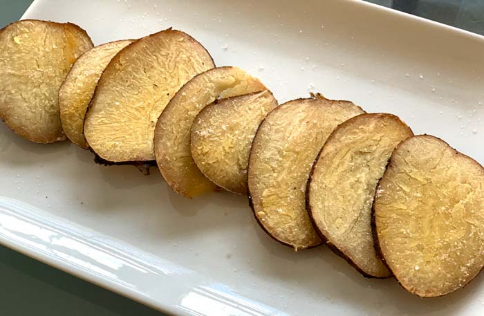 A good first recipe for your American groundnuts is to make pan-fried groundnut chips. Simple and good, and you can easily make sure you don't eat too many.