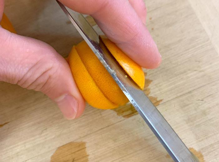 Slicing calamondin fruit