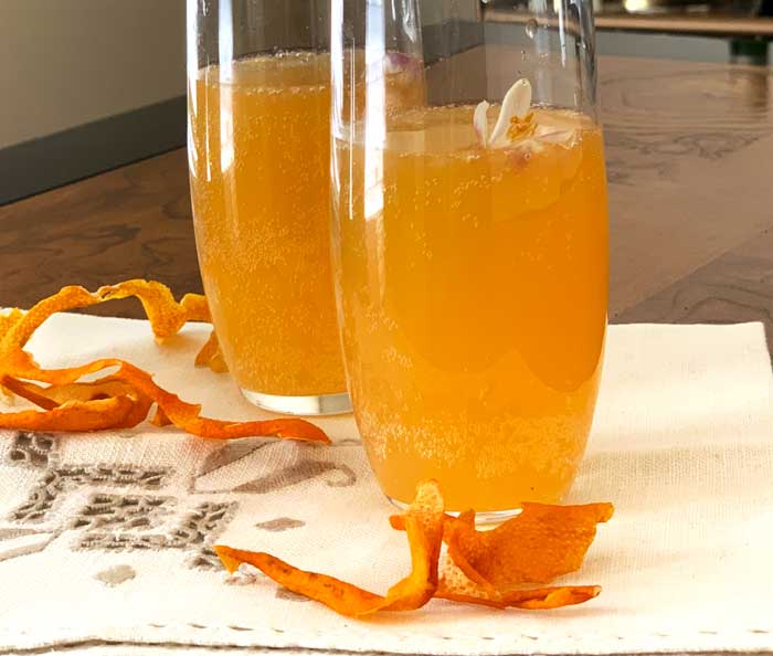 Sparkles! See those beautiful bubbles? Those are CO2 created during the fermentation process and they provide a champagne-like effect in your mouth as you drink your fermented lemonade.