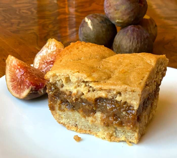 Fig nibbler: part fig newton part fig cobbler, 100% delicious and it only has 1 tablespoon of maple syrup per serving - best fig dessert!