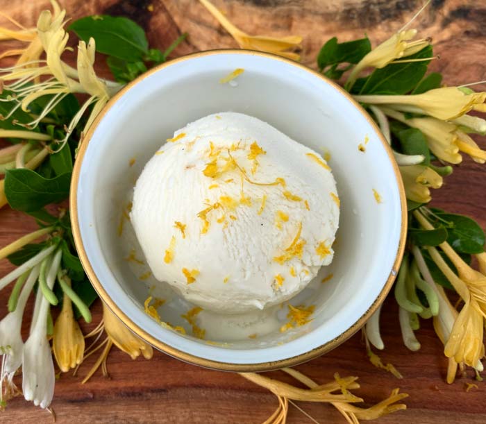 Honeysuckle ice cream: childhood in a spoon? 