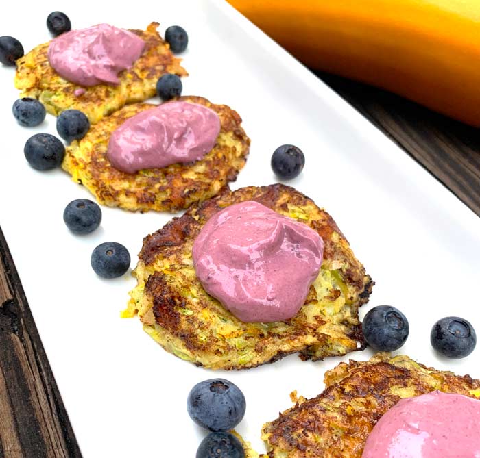 Καλοκαιρινές σκουός squash με βατόμουρο aioli - ίσως τα καλύτερα squash fritters που θα φάτε ποτέ!